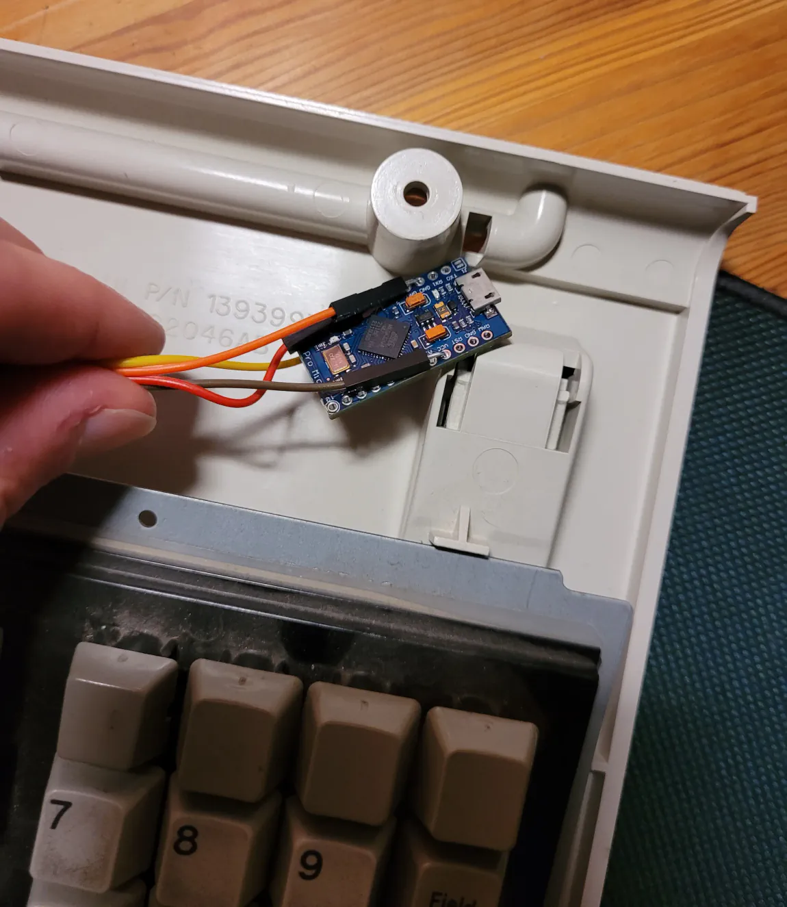 A picture of the microcontroller used in the M122 keyboard.